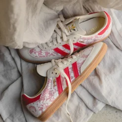 Adidas Sneakers En Cuir|Baskets Décontractées Terrace*x Liberty London Samba OG W Footwear White / Crew White / Beta Scarlett
