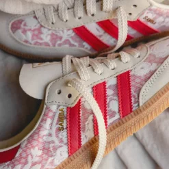 Adidas Sneakers En Cuir|Baskets Décontractées Terrace*x Liberty London Samba OG W Footwear White / Crew White / Beta Scarlett