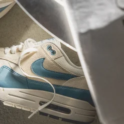 Nike Sneakers Blancs|Chaussures De Running Retro*Air Max 1 Essential Soft Pearl / Smokey Blue / Light Khaki / Black
