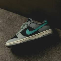Nike Sneakers En Cuir*Dunk Low Retro PRM Light Pumice / Green Frost / Dark Obsidian / Coconut Milk