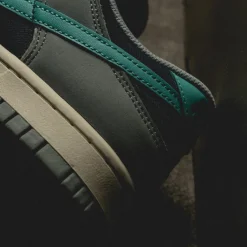 Nike Sneakers En Cuir*Dunk Low Retro PRM Light Pumice / Green Frost / Dark Obsidian / Coconut Milk