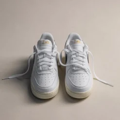 Nike Sneakers En Cuir|Sneakers Blancs*Wmns Air Force 1 '07 *Next Nature* White / Obsidian / Pale Ivory / Metallic Gold