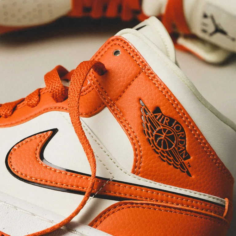 Jordan Sneakers En Cuir*Nike Wmns Air 1 Mid SE *Sport Spice* Coconut Milk / Sport Spice / Black / Sail