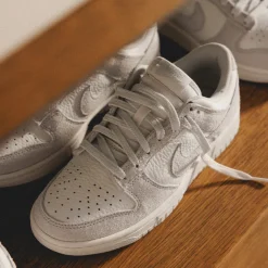 Nike Sneakers En Cuir|Sneakers Blancs*Wmns Dunk Low Summit White / Photon Dust / University Red