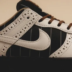Nike Sneakers En Cuir|Sneakers Blancs*Wmns Dunk Low LX *Brogue Pintripe* Black / Summit White / Black / Summit White / Caco Wow